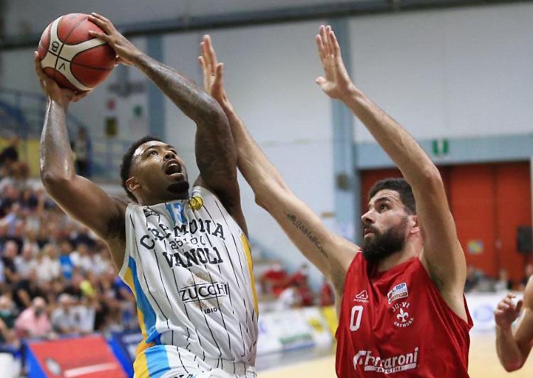 Basket, nel derby di Supercoppa la Vanoli piega la Juvi