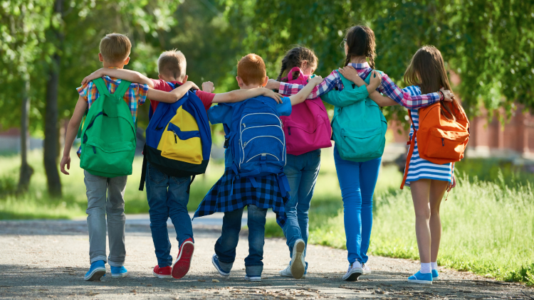 Bambini e adolescenti a scuola: quando lo zaino "pesa" sulla salute