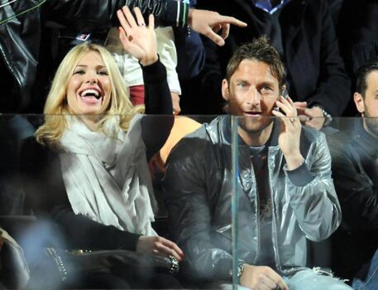 Totti: "Non ho tradito per primo". Ilary sceglie il silenzio