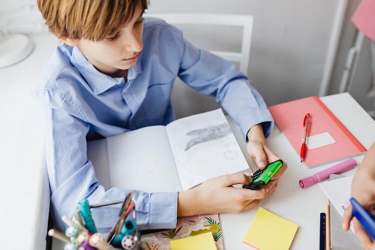Scuola: di nuovo sui banchi, ma con cattedre vuote