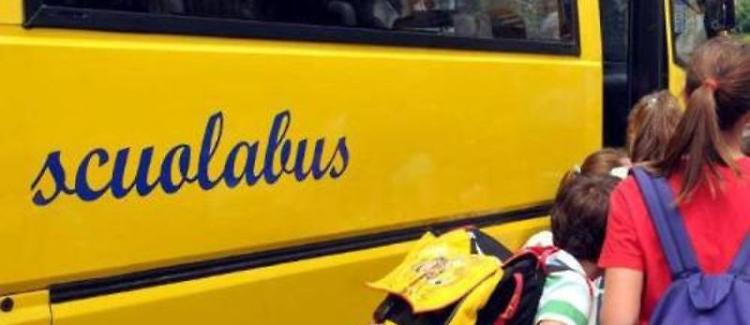 Lo scuolabus non li aspetta. Due studenti restano a piedi