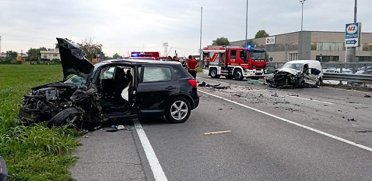 Tremendo scontro frontale, muore 67enne lodigiano a bordo di un furgone