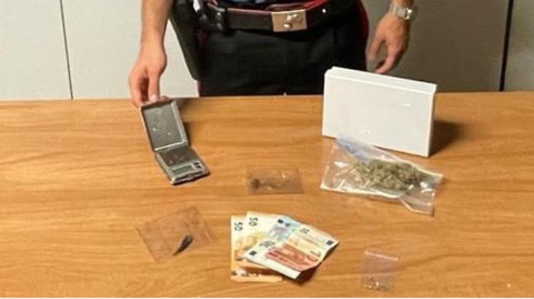 Droga, denunciato 27enne con marijuana e cocaina