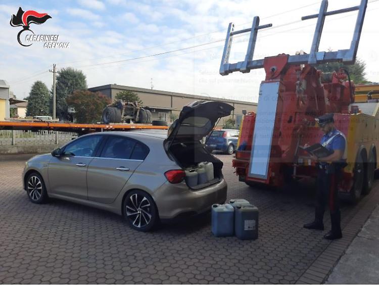Scappa all'alt dei carabinieri e viene inseguito: sull'auto taniche di gasolio rubato