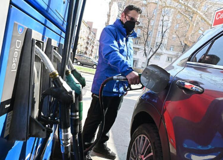 La benzina scende sotto 1,7 euro al self, ai minimi da un anno