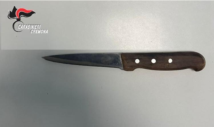 Al bar con un coltello da cucina: "Sono adirato con una persona"