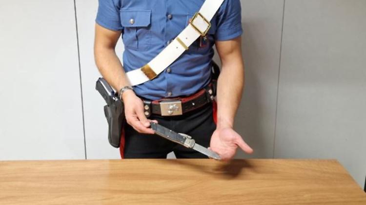 Nasconde un coltello di 23 centimetri, denunciato