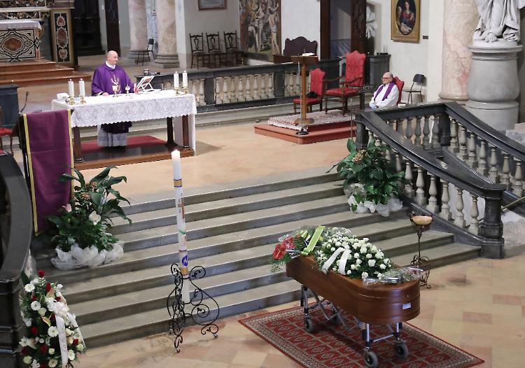 Lacrime per l’addio al «dottorone» Camaiora