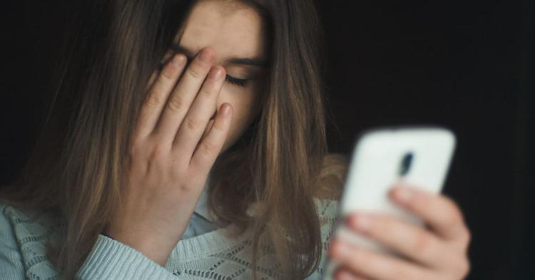 Ritrova e molesta due ex compagne di classe