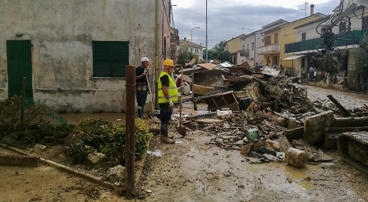 Alluvione: venti studenti del Galilei a Senigallia per spalare il fango