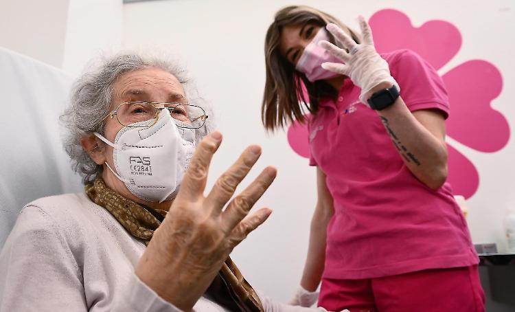 Quarta dose avanti tutta: oggi al via le prenotazioni