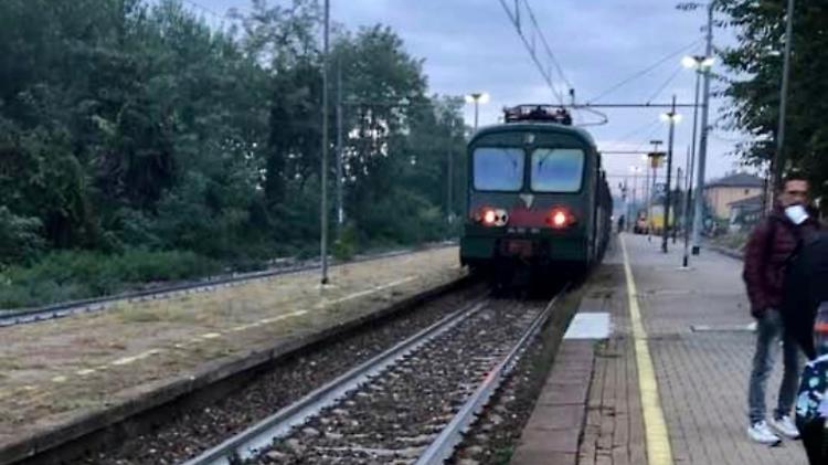 Il treno si blocca, in tilt la linea per Treviglio
