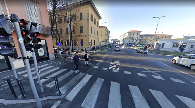 Ubriaco abbatte il semaforo tra via Dante e via Stauffer, denuncia e ritiro della patente