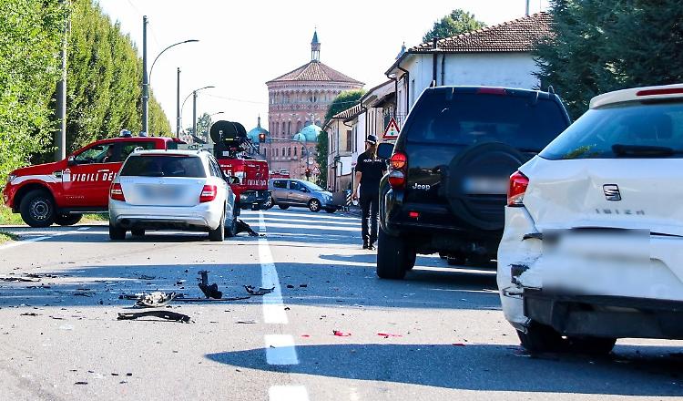 Carambola tra quattro auto in via Bergamo
