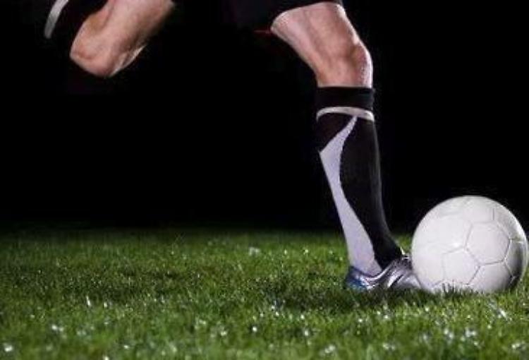 Il calcio a fari spenti. Ora allenarsi di sera è un lusso da Serie A