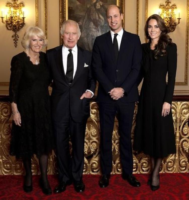 Gran Bretagna: prima foto ufficiale re Carlo, Camilla e principi Galles