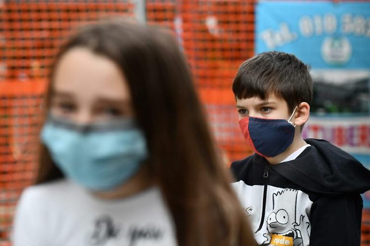 Pediatri, rilanciare vaccini e rivalutare mascherine a scuola