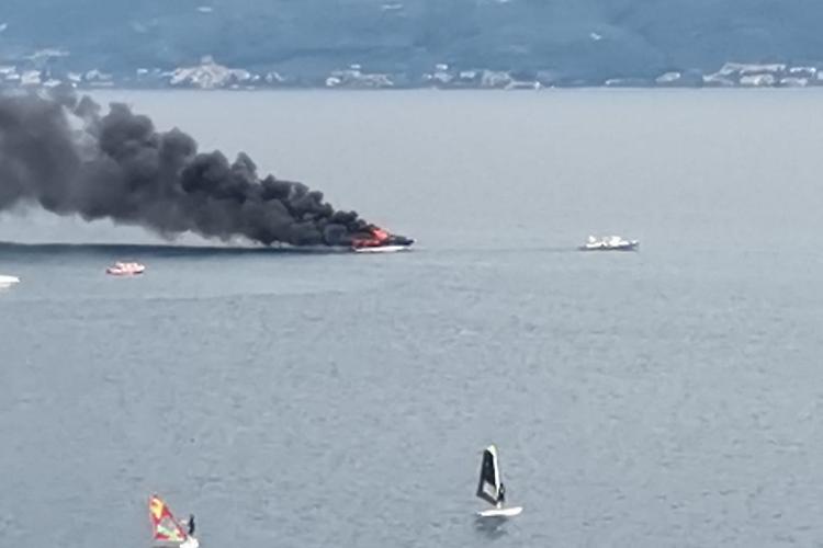 Motoscafo in fiamme sul lago di Garda, due persone in salvo