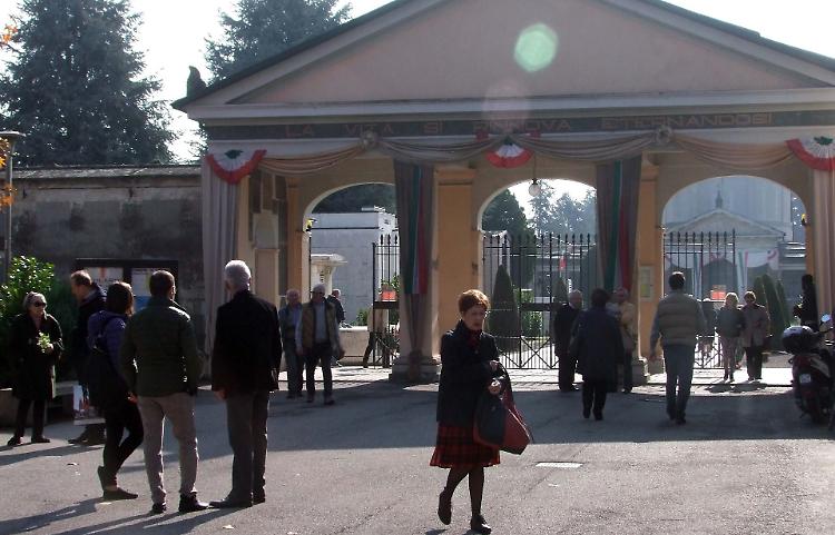 Cimitero, un totem per non perdersi tra loculi e tombe