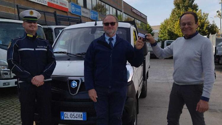 Il cantoniere resta a piedi, il sindaco va fino a Como per il nuovo mezzo