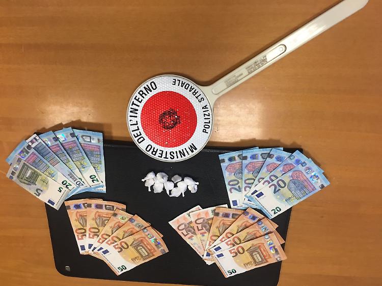 Droga in auto, finisce nei guai un 45enne