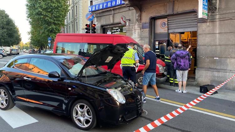 Schianto tra un auto e un furgone, corso Vacchelli chiuso al traffico