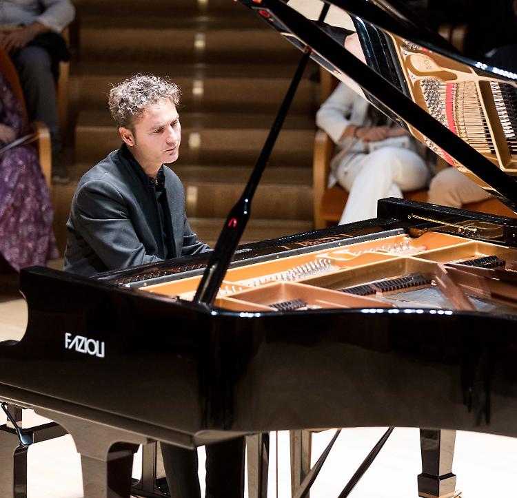 Un piano e quattro archi  giocano con l’Ottocento