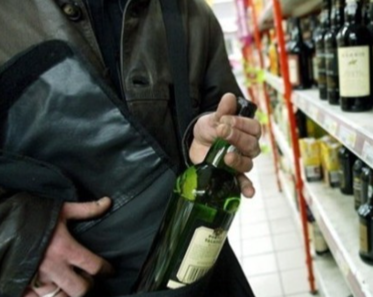 Ruba vini pregiati in un centro commerciale, individuato dalla Polizia