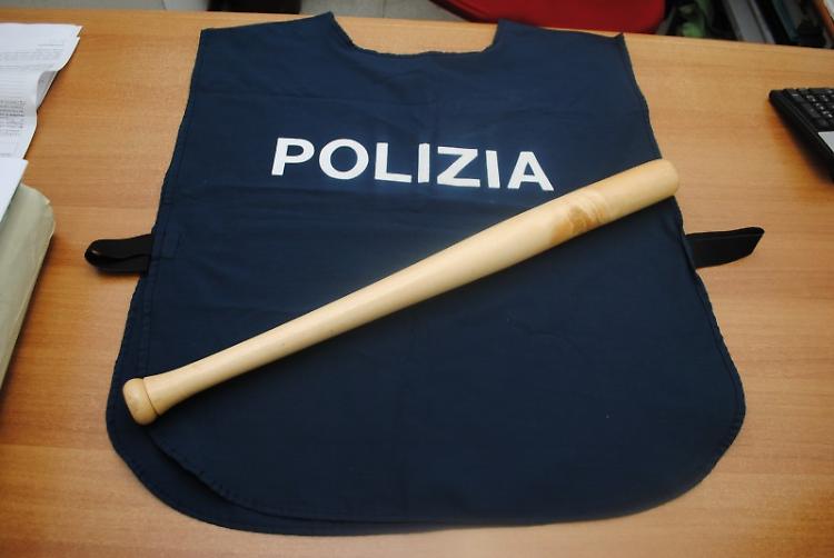 Gli suona il clacson: sberle al conducente e mazzate all'auto, denunciato 22enne