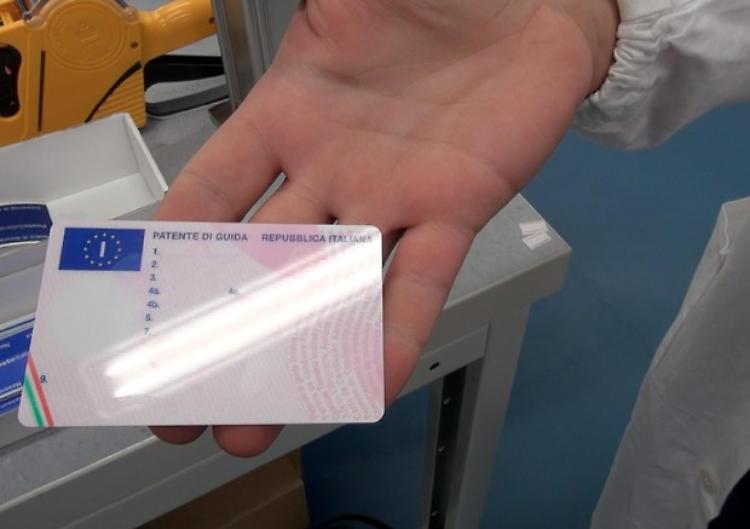 Guida senza patente, beccato per due volte: denunciato