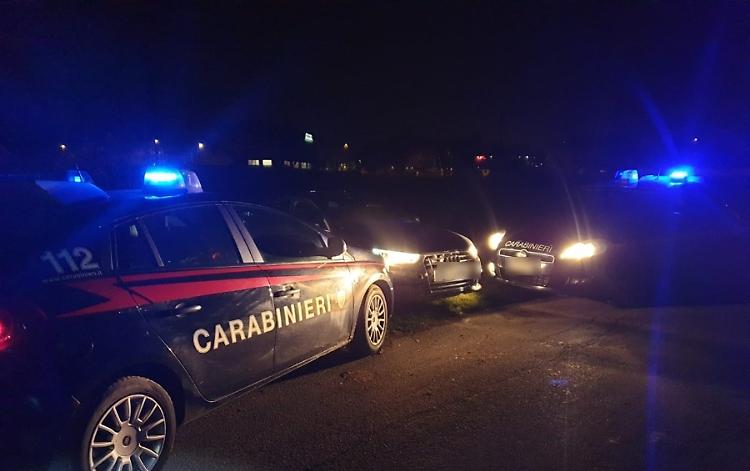 Inseguimento di due auto rubate, i Cc le recuperano