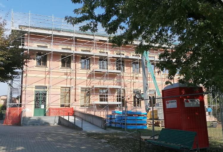 Punto da un'ape, elisoccorso per un operaio 