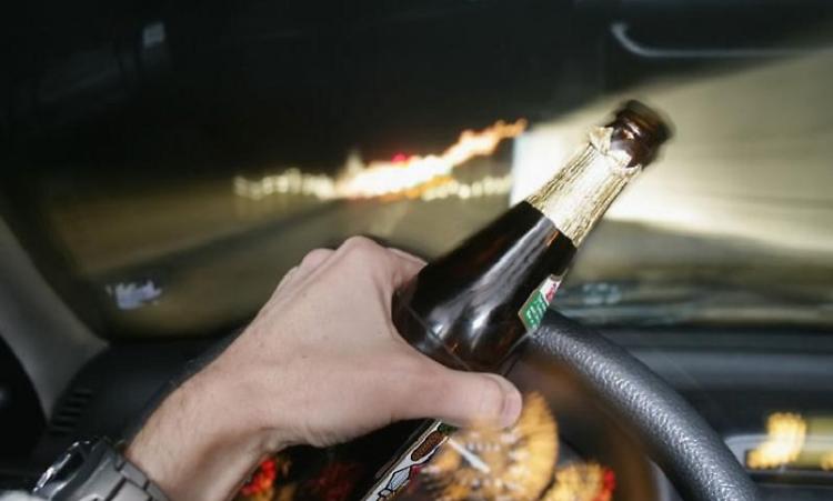 Ubriaco al volante, denunciato 24enne