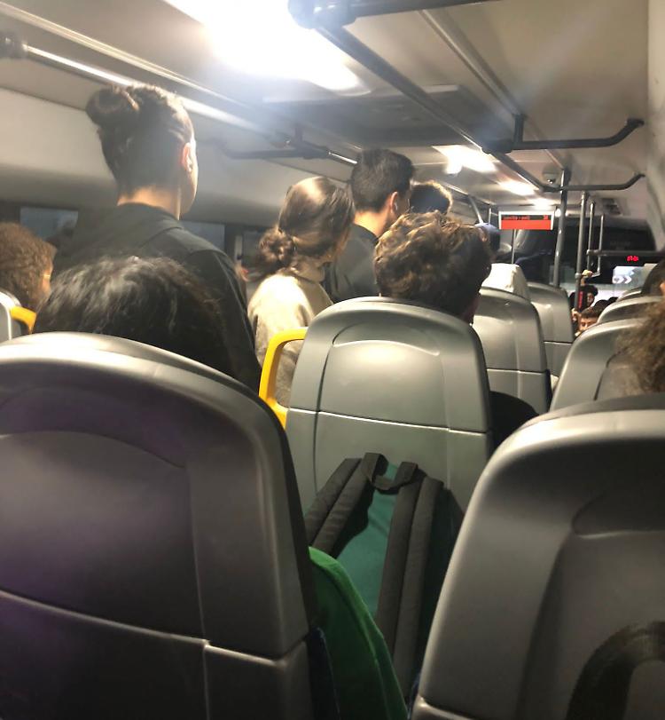 Bus degli studenti affollati: genitori infuriati