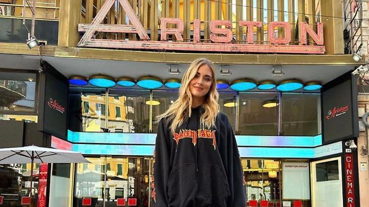 Chiara Ferragni di fronte all'Ariston: «Sanremo ci vediamo presto»