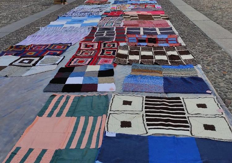 La coperta solidale «scudo» per le donne