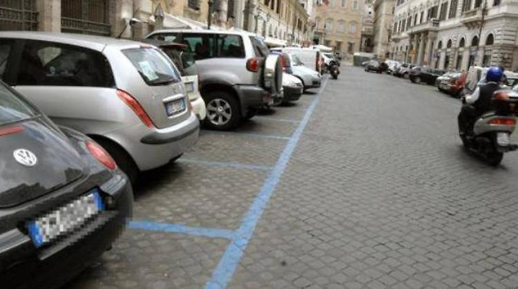 Caso parcheggi: "Scendete in piazza a protestare e noi come M5s saremo al vostro fianco"