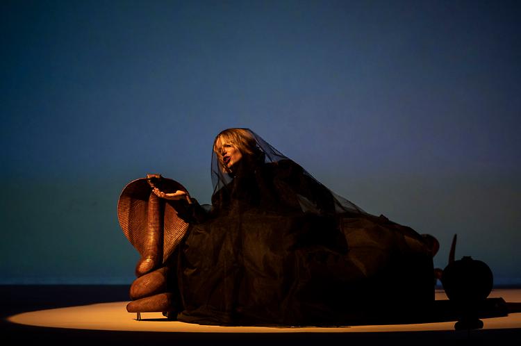 Teatro: Resurrexit Cassandra, con Sonia Bergamasco