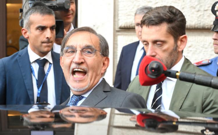 Scritta contro La Russa e stella a 5 punte su una sede di Fdi 