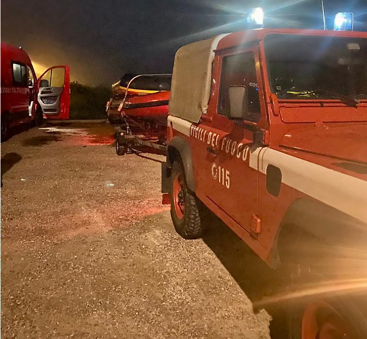 Si getta nelle acque del Po ma viene salvato in extremis