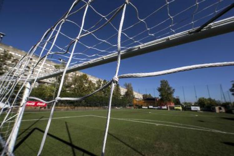 'Negretto' a calciatore 16enne, la sua squadra lascia il campo