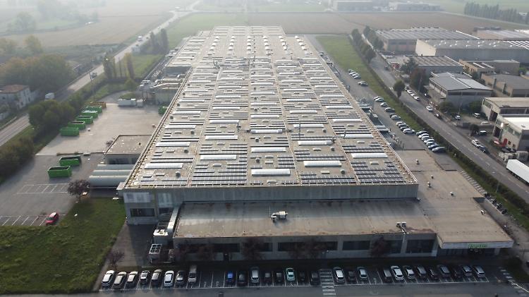 Poste Italiane, installato a Melzo il più grande impianto fotovoltaico in Lombardia