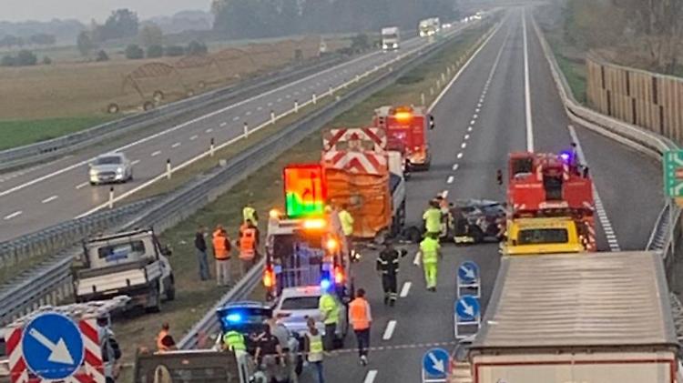 Grave incidente in A21, auto finisce sotto un mezzo pesante