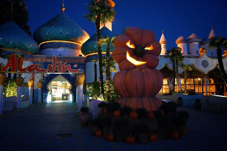 J-Ax in concerto al Gardaland Halloween Party