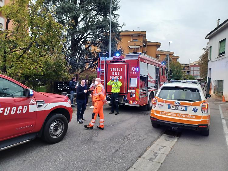 Incendio in un condominio: prende fuoco l'ascensore