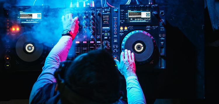 Pesta il dj di una festa privata: individuato e denunciato