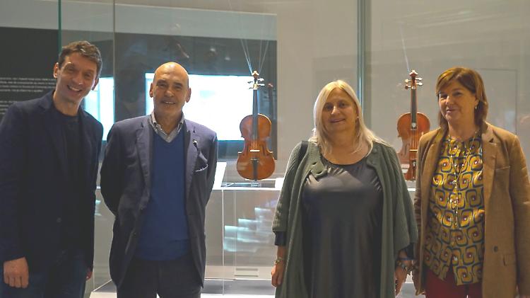 Giordano Bruno Guerri in visita alla mostra in corso al Museo del Violino