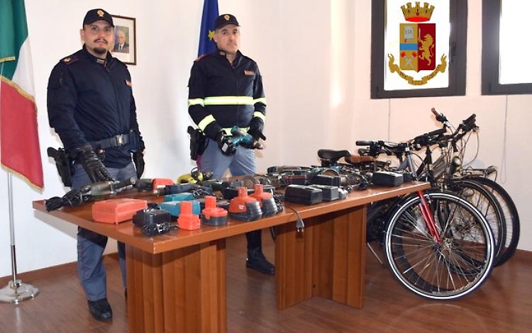 Commissariato, sequestrati biciclette e materiale vario di provenienza illecita