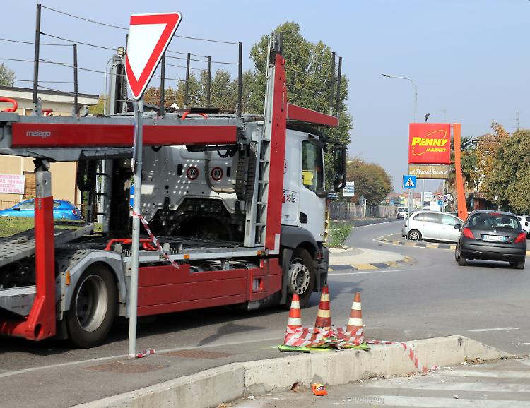 «Rotonda Penny» nel caos: «La situazione è pericolosa»