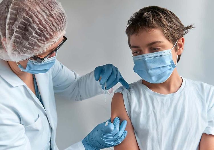 Antinfluenzale e anti Covid, perché proteggersi è meglio